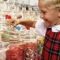 Zu viele Süßigkeiten in der Kindheit machen aggressiv