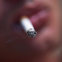 Warum Rauchen früh Falten verursacht